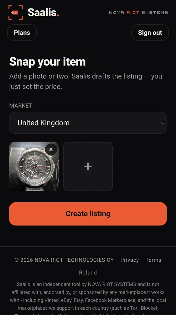 The Saalis app with a photograph of a wristwatch, ready to draft.